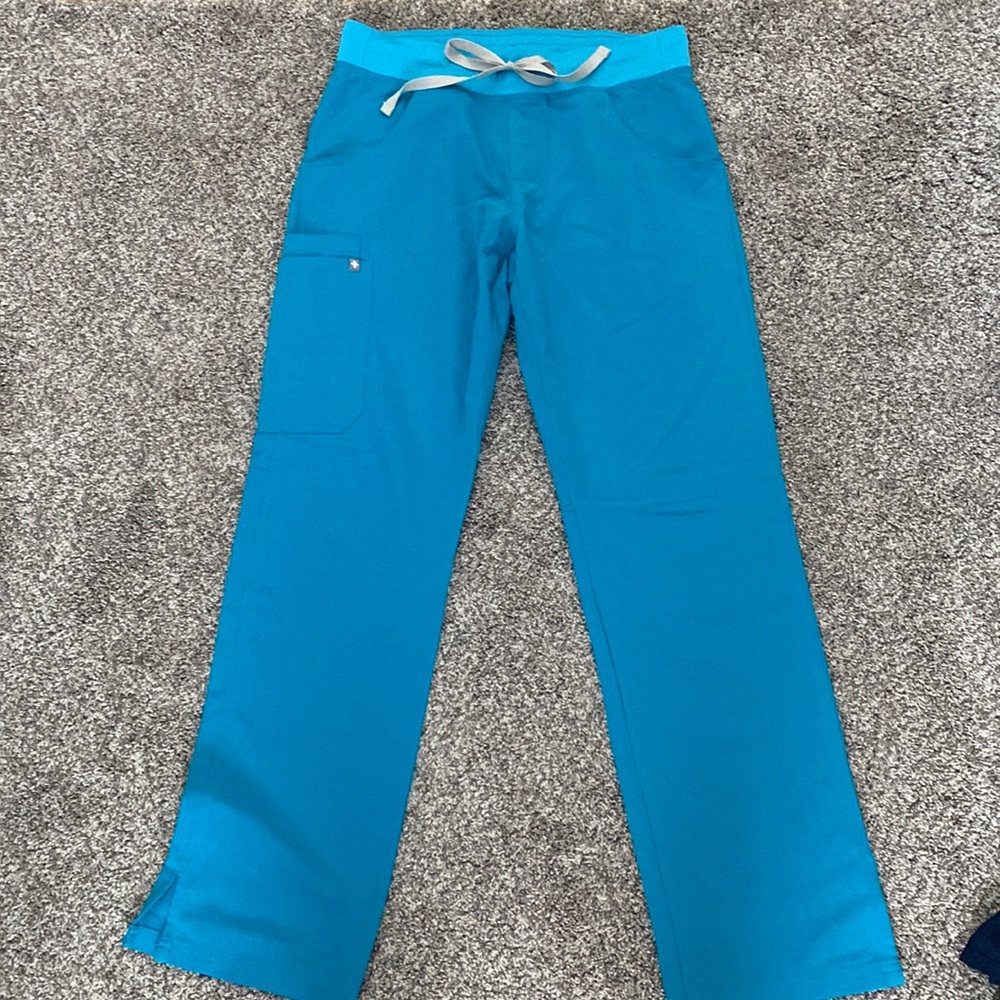 Figs Kade Cargo scrub pants in a small in color teal